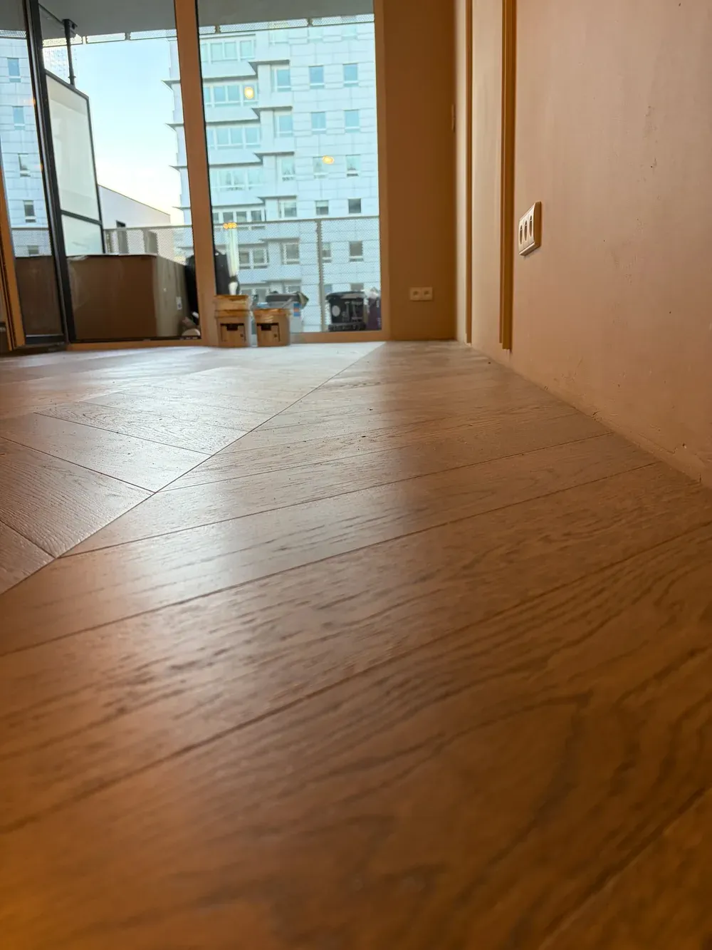 Salon z dębowym parkietem układanym w jodłę francuską
